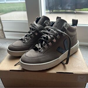 Veja Women’s Sneakers Size 5